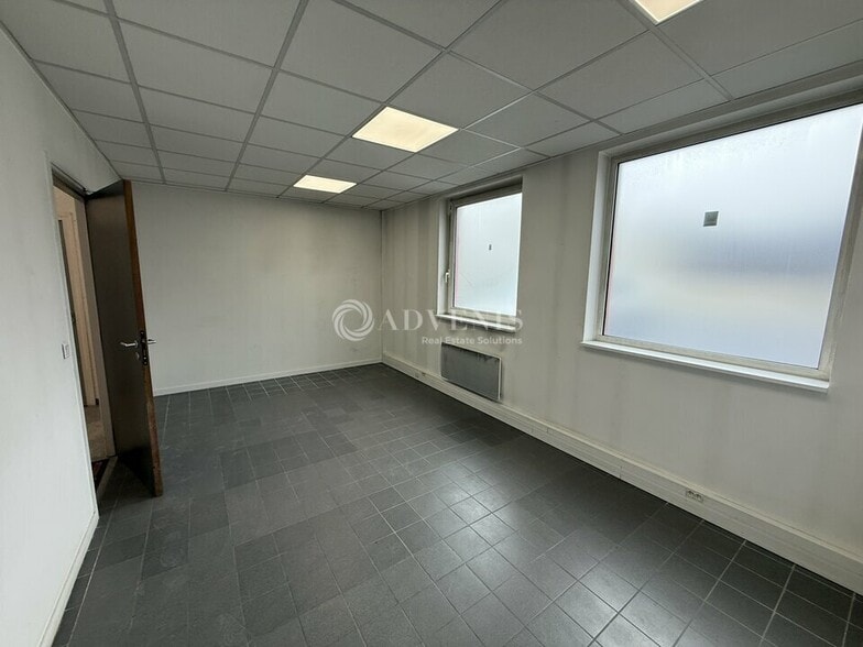 Flex in Champs-sur-Marne for lease - Interior Photo - Image 2 of 10