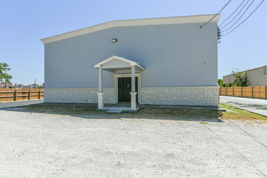 1207 S Houston, Humble, TX à vendre - Photo du bâtiment - Image 1 de 17