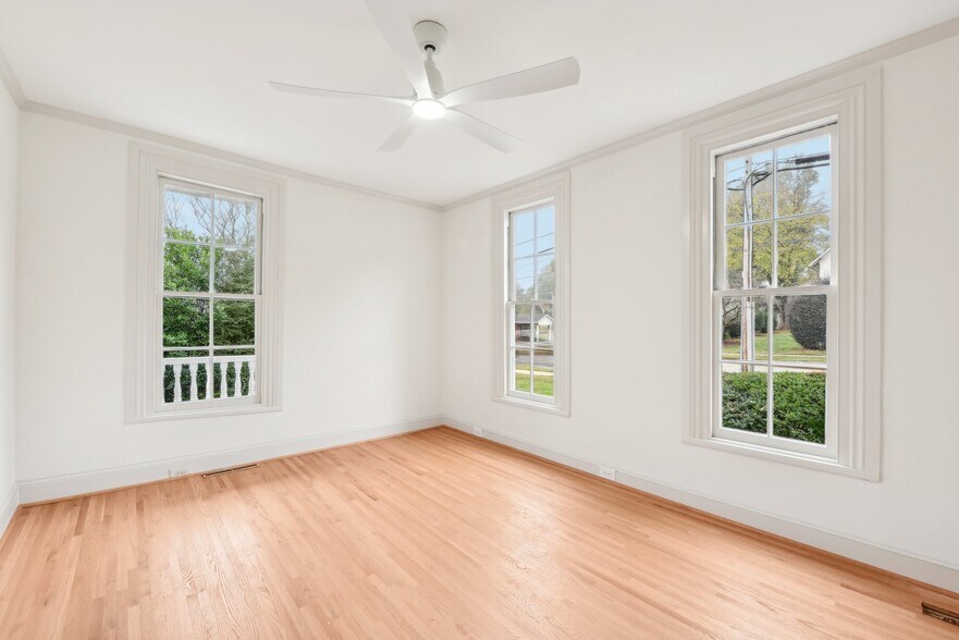 305 S Main St, Davidson, NC for sale - Interior Photo - Image 2 of 10