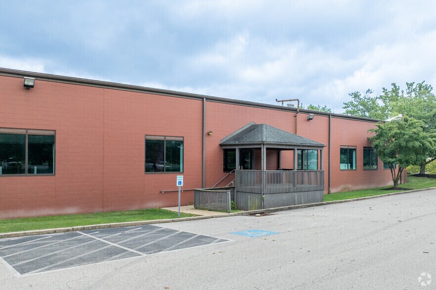 550 Blair Mill Rd, Horsham Township, PA à louer - Photo du bâtiment - Image 2 de 5