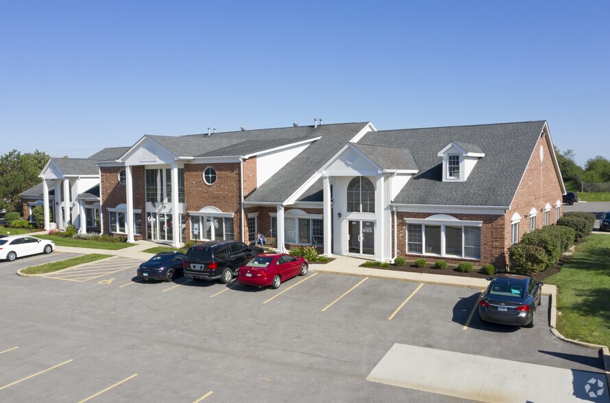 33 W Higgins Rd, South Barrington, IL à vendre - Photo principale - Image 1 de 3