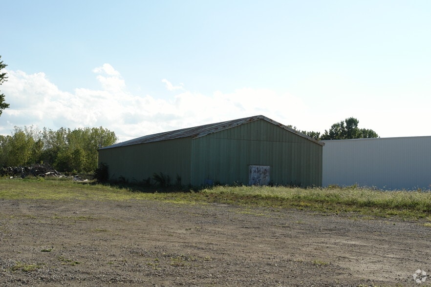 Lyman Harbor and Universal Clay portfolio of 4 properties for sale on LoopNet.ca - Primary Photo - Image 2 of 4