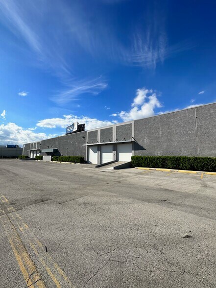 7855-7955 NW 77th Ave, Medley, FL à louer - Photo du bâtiment - Image 2 de 3