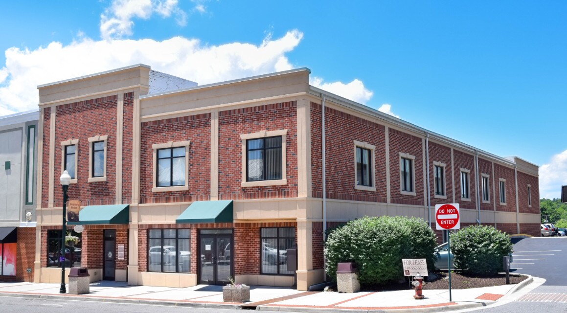 13-17 W Main St, Christiansburg, VA à louer Photo du bâtiment- Image 1 de 4