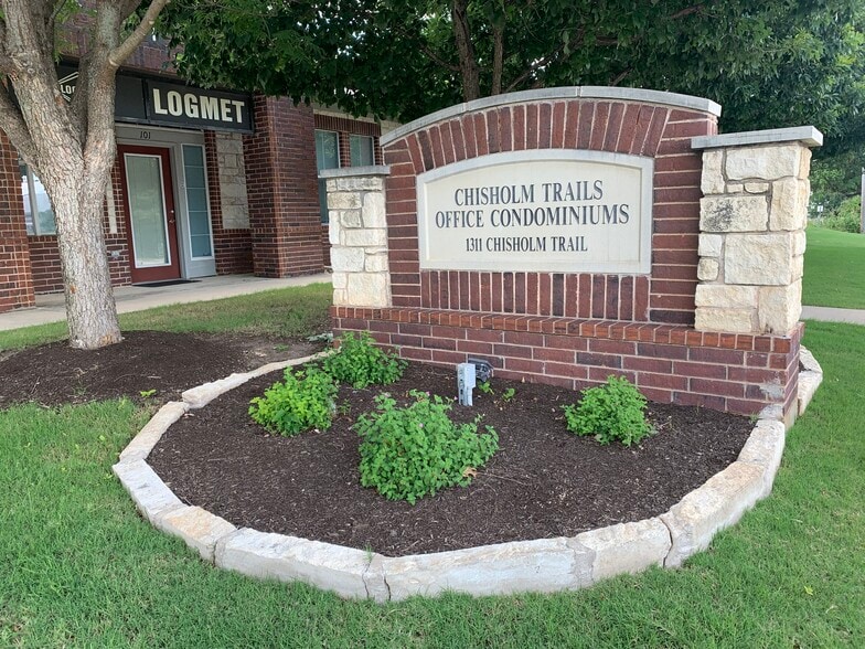 1311 Chisholm Trl, Round Rock, TX for lease - Building Photo - Image 2 of 16