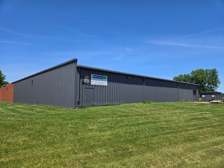400 S Railroad St, Warren, IL à vendre - Photo du bâtiment - Image 2 de 10