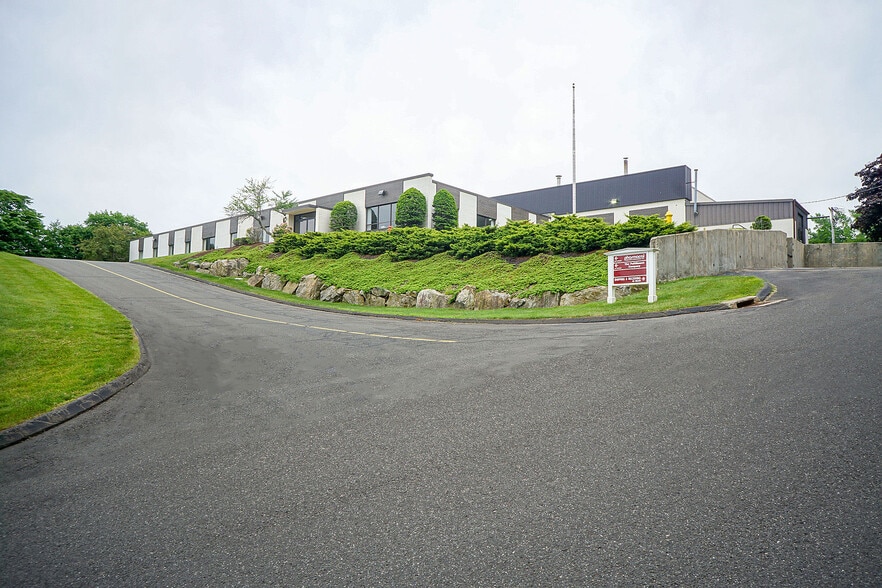 562 Captain Neville Dr, Waterbury, CT for lease - Building Photo - Image 1 of 14