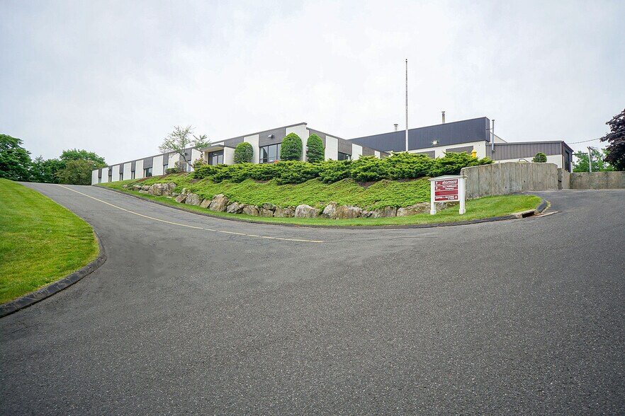 562 Captain Neville Dr, Waterbury, CT à louer - Photo du bâtiment - Image 1 de 14