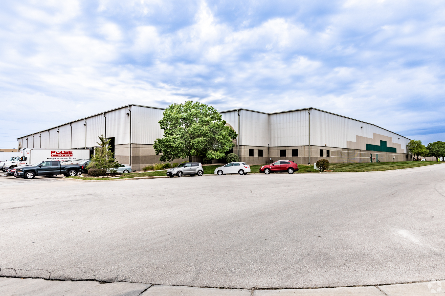 501-535 NW Parkway, Riverside, MO for lease Primary Photo- Image 1 of 10