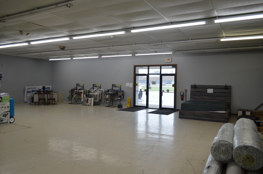 977 N Van Dyke Rd, Bad Axe, MI for sale - Interior Photo - Image 3 of 14