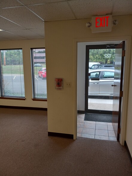 10 W Phillip Rd, Vernon Hills, IL for lease - Interior Photo - Image 3 of 6