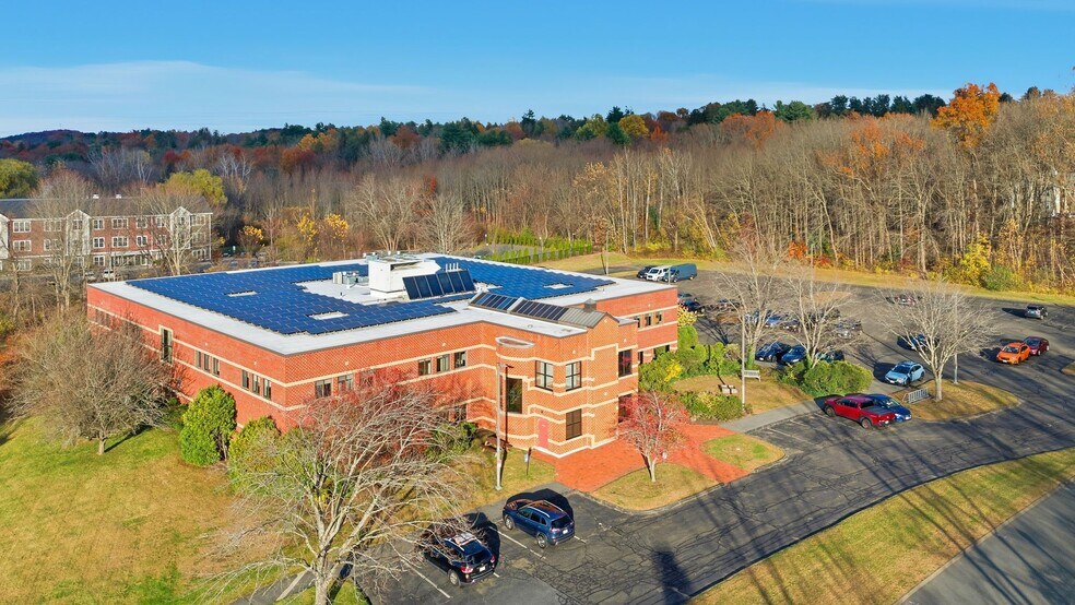 100 University Dr, Amherst, MA à louer - Photo du bâtiment - Image 3 de 24