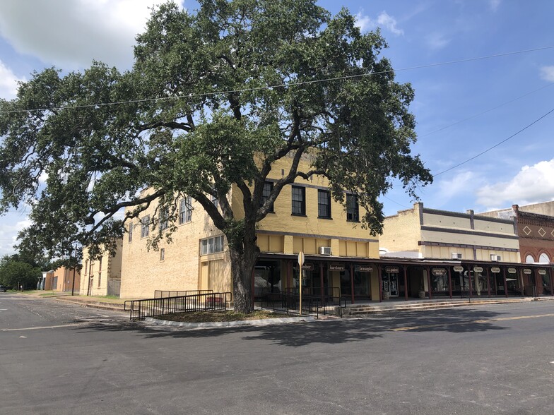 641 N Main St, Schulenburg, TX à vendre - Photo du bâtiment - Image 1 de 1