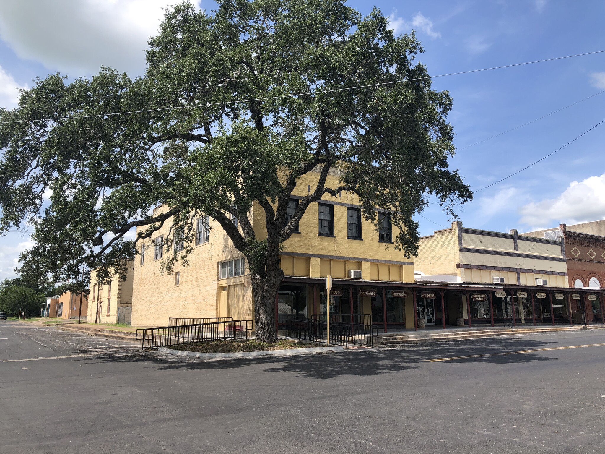 641 N Main St, Schulenburg, TX à vendre Photo du bâtiment- Image 1 de 1