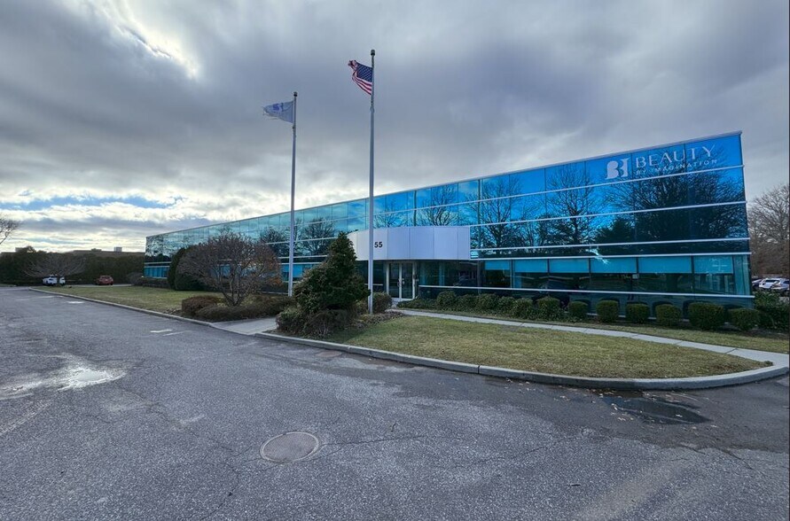 55 Mall Dr, Commack, NY à vendre - Photo du bâtiment - Image 1 de 12