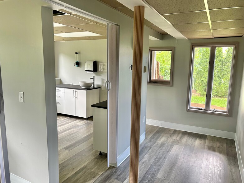 46 W Avon Rd, Avon, CT for lease - Building Photo - Image 2 of 11