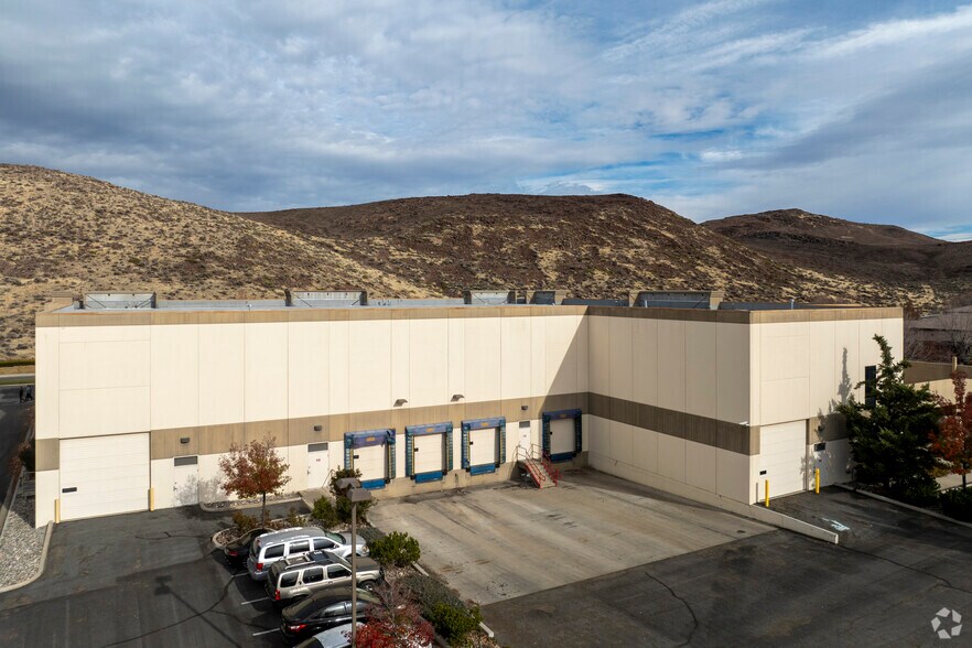895 Maestro Dr, Reno, NV à vendre - Photo du bâtiment - Image 2 de 4