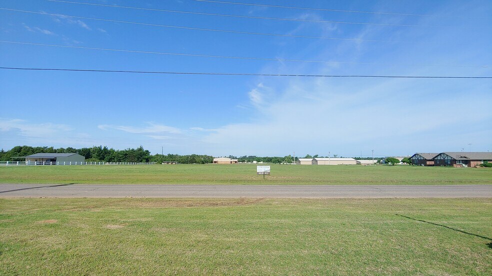 S 8th St, Mcloud, OK à vendre - Photo du bâtiment - Image 3 de 4