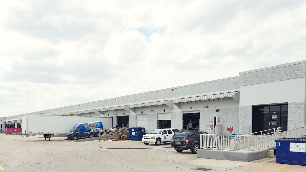 4444-4464 W 12th St, Houston, TX à louer - Photo du bâtiment - Image 1 de 15