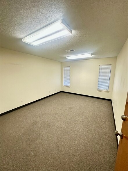 327 Fowlkes St, Sealy, TX à louer - Photo intérieure - Image 3 de 12