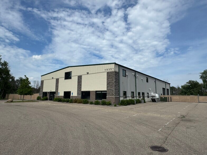 10351 Naples St NE, Blaine, MN à louer - Photo du bâtiment - Image 3 de 11