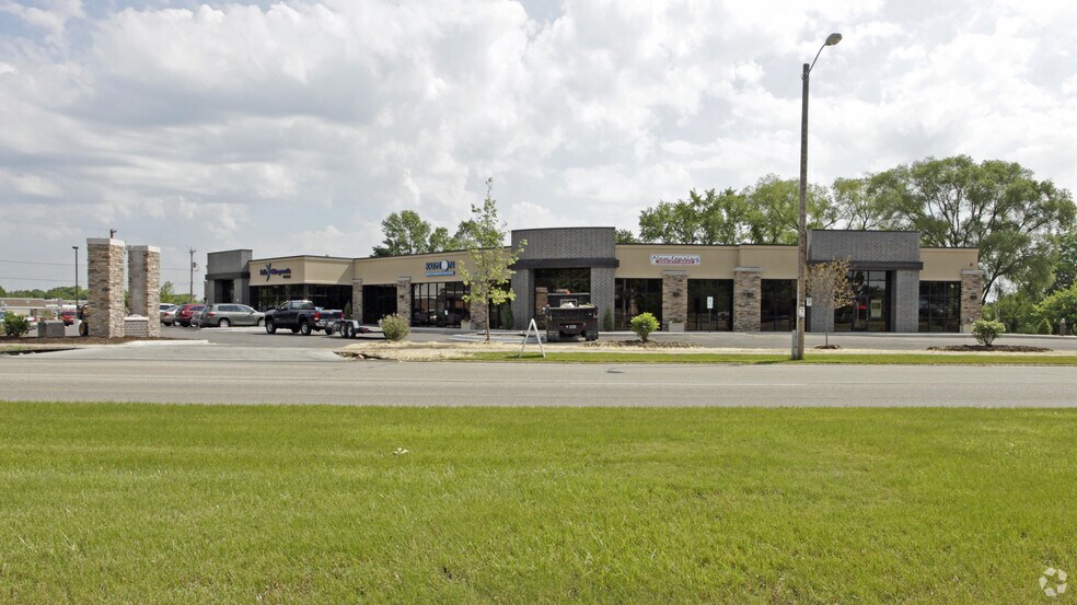N79W14700 Appleton Ave, Menomonee Falls, WI à vendre - Photo du bâtiment - Image 1 de 3