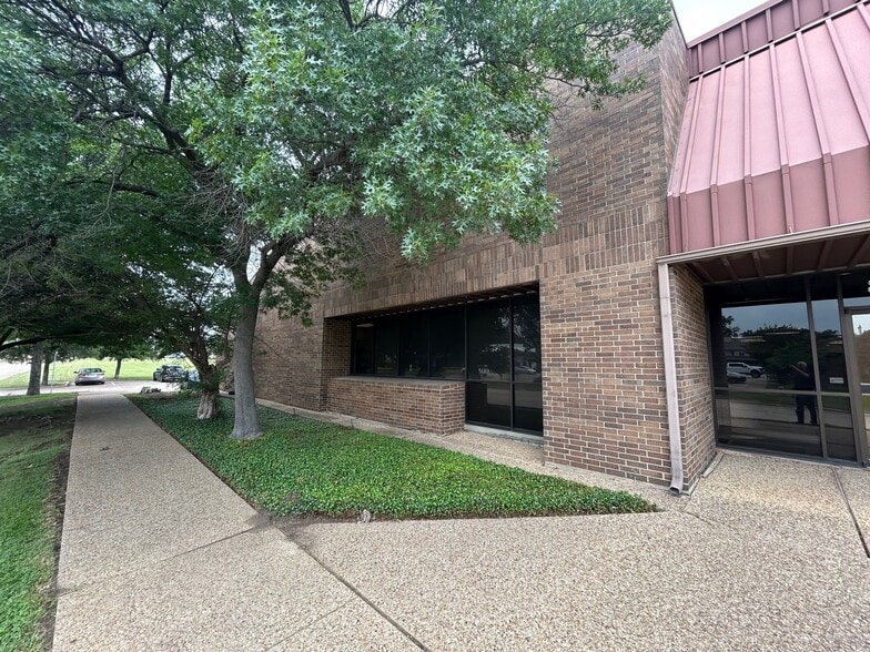 801-833 Greenview Dr, Grand Prairie, TX à louer - Photo du bâtiment - Image 2 de 14