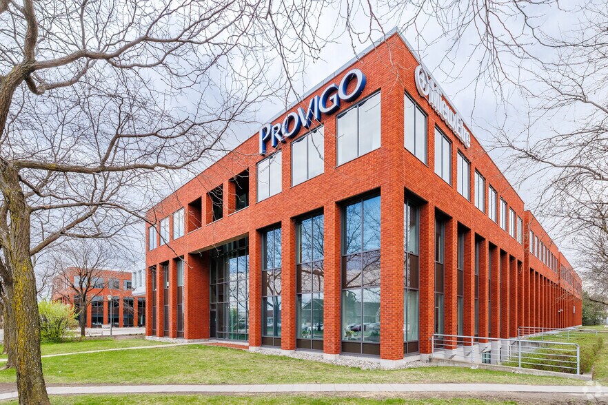 400 Av Sainte-Croix, Saint-Laurent, QC for lease - Building Photo - Image 2 of 5