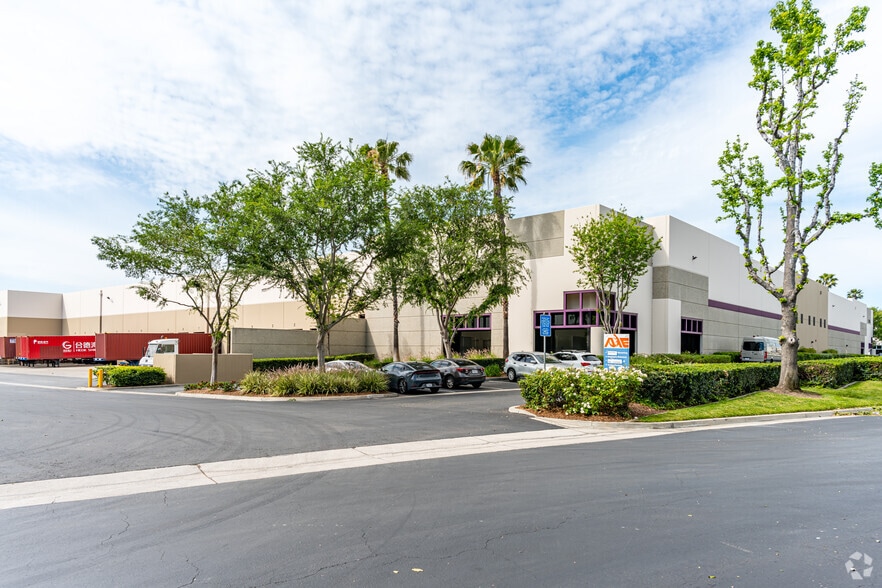 2590 E Lindsay Privado, Ontario, CA for lease - Primary Photo - Image 1 of 4
