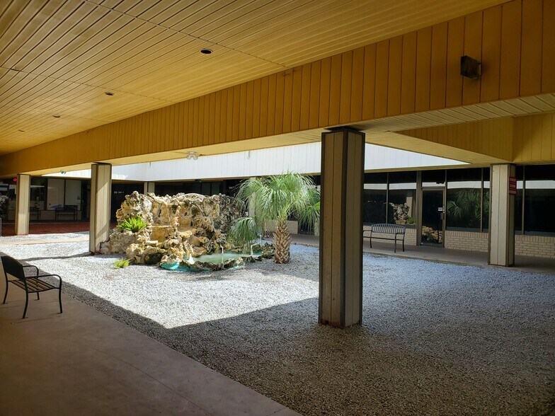 10730 US Hwy 19, Port Richey, FL à louer - Photo du bâtiment - Image 1 de 3