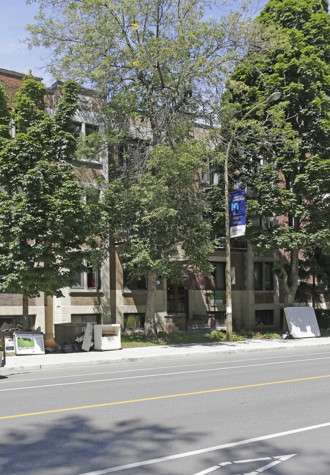More details for 2711 Boul Édouard-Montpetit, Montréal, QC - Multifamily for Sale