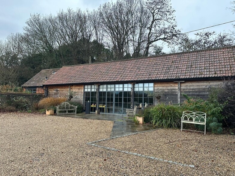 29 Longstock Rd, Stockbridge for sale - Building Photo - Image 1 of 3