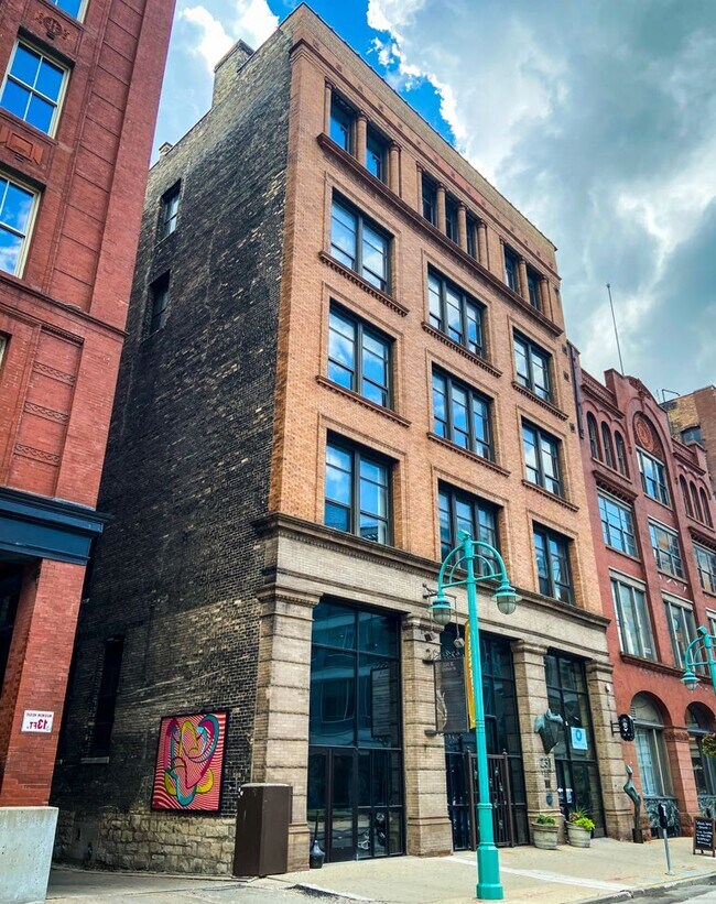 More details for 231 E Buffalo St, Milwaukee, WI - Office for Sale