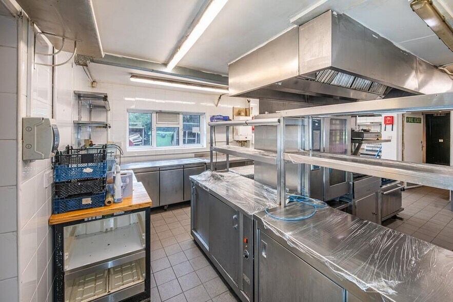 125 Windsor Rd, Chobham à vendre - Photo intérieure - Image 3 de 9