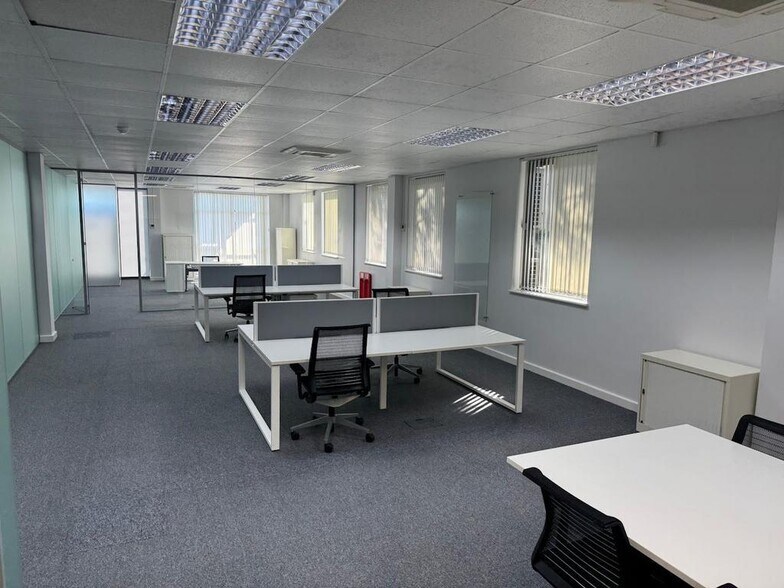 1-2 Eversley Way, Egham for lease - Building Photo - Image 2 of 8