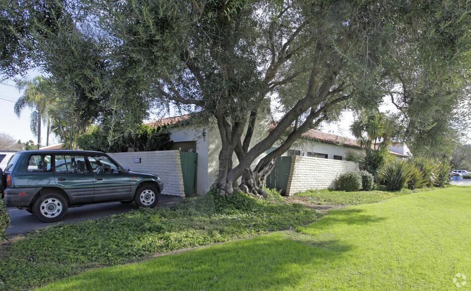 910 E Grand Ave, Escondido, CA à louer - Photo du bâtiment - Image 3 de 4