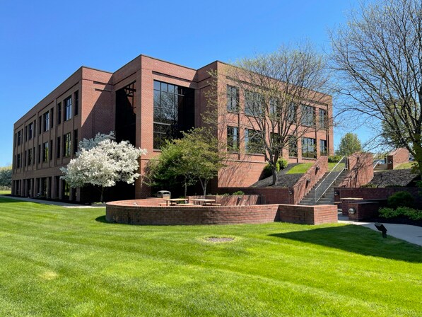 175 Sullys Trl, Pittsford, NY à louer - Photo du bâtiment - Image 2 de 9