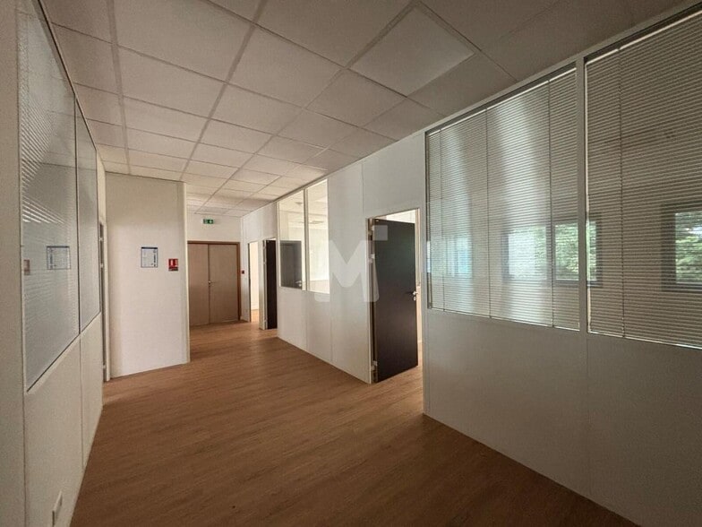 Office in Fresnes for lease - Interior Photo - Image 2 of 8