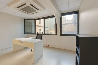 Office in Paris for lease Interior Photo- Image 2 of 2
