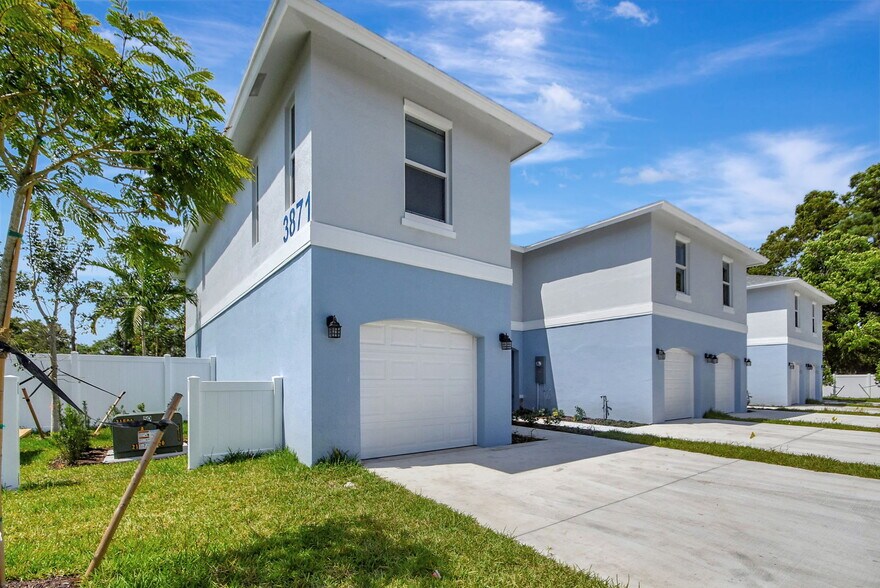 3871 Patio Ct, Lake Worth, FL à vendre - Photo du bâtiment - Image 3 de 65