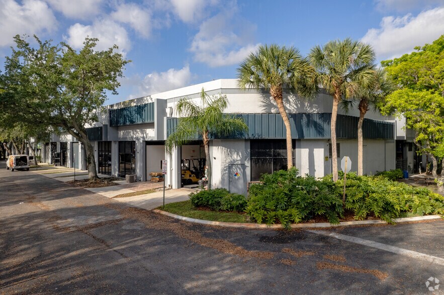 6741 W Sunrise Blvd, Plantation, FL à louer - Photo du bâtiment - Image 2 de 12