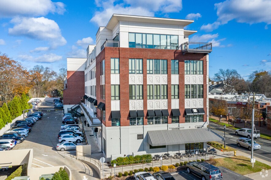 2820 Selwyn Ave, Charlotte, NC à louer - Photo du bâtiment - Image 3 de 10
