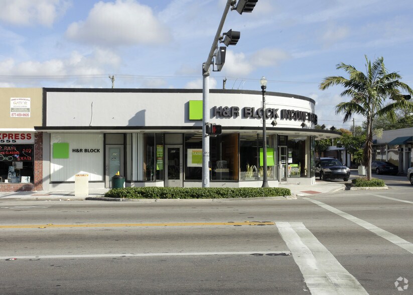 689-693 NE 125th St, North Miami, FL à louer - Photo du bâtiment - Image 2 de 4
