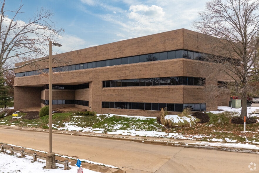 12125 Woodcrest Executive Dr, Saint Louis, MO for lease - Building Photo - Image 1 of 11
