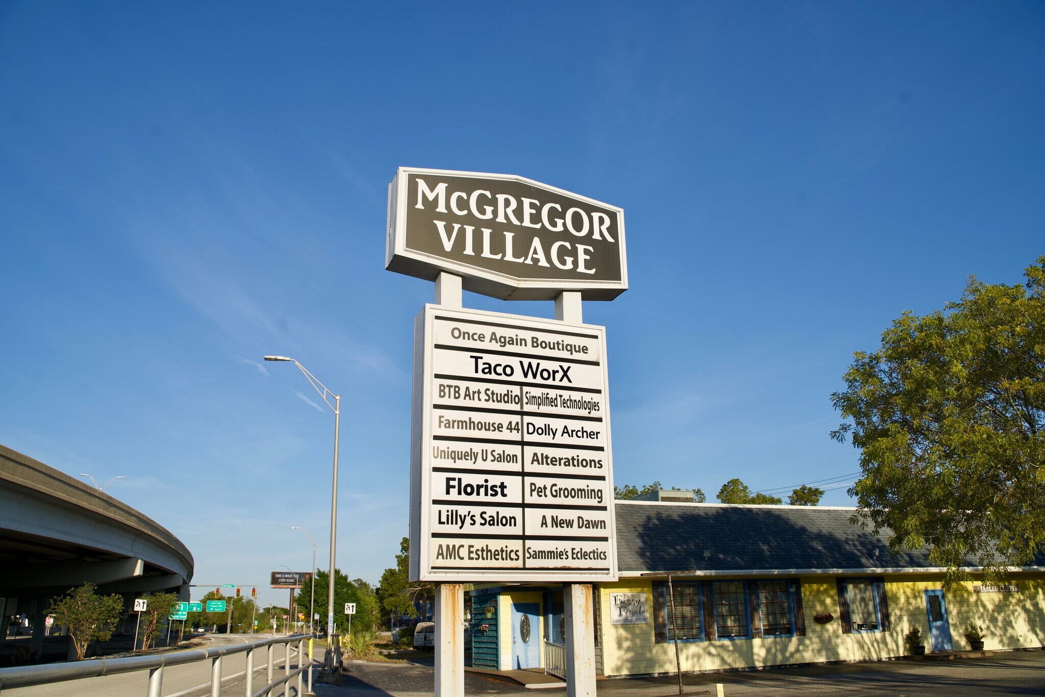 McGregor Village portefeuille de 10 propriétés à vendre sur LoopNet.ca Photo principale- Image 1 de 13