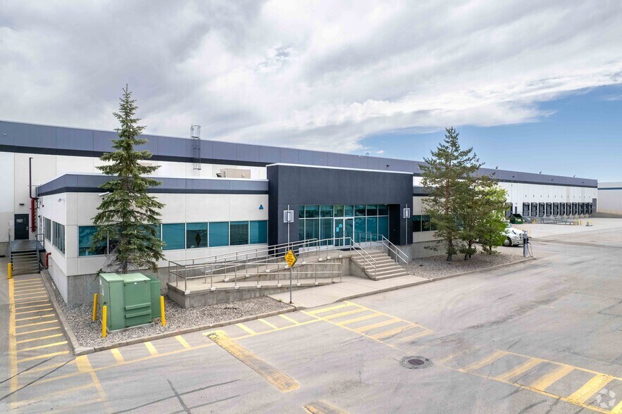 6075 86th Ave SE, Calgary, AB à louer - Photo principale - Image 1 de 3