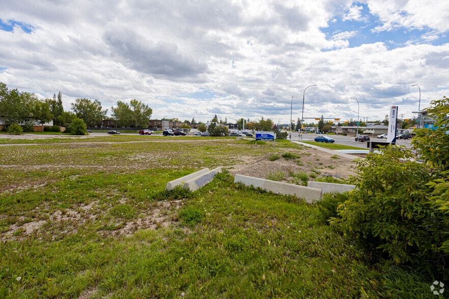 102 64 Ave NE, Calgary, AB for sale - Building Photo - Image 2 of 2
