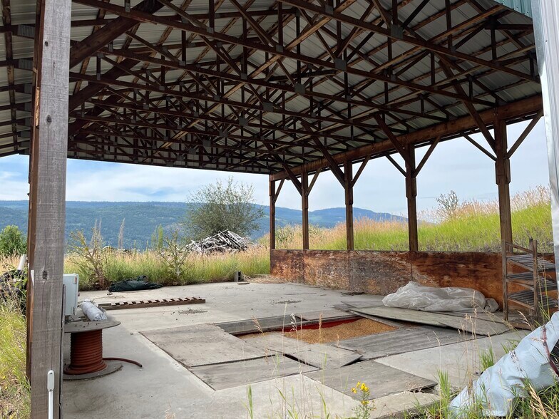 6615 Buchanan Rd, Coldstream, BC à louer - Photo du bâtiment - Image 2 de 3