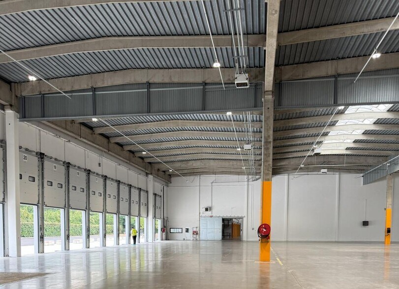 Industrial in Lisses for lease - Building Photo - Image 3 of 13
