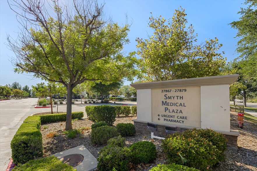 27871 Smyth Dr, Santa Clarita, CA à vendre - Photo du bâtiment - Image 3 de 60